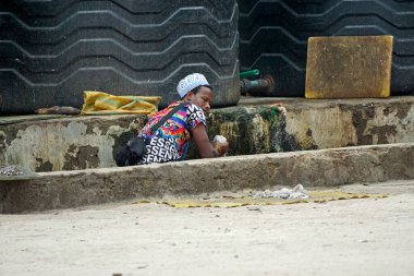 nungwi, zanzibar - Ekim 2024: Genç yetişkin adam yerel balıkçıda taze ahtapot hazırlıyor