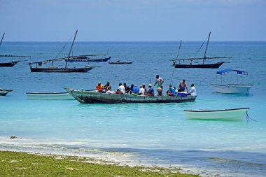 Nungwi, Zanzibar - Ekim 2024: Teknedeki yerel balıkçı