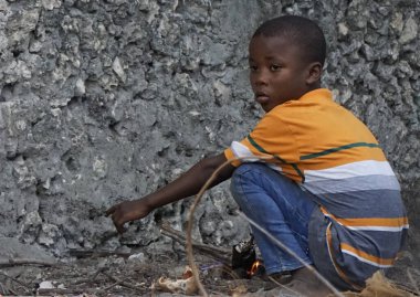 Paje, Zanzibar - Ekim 2024: köyde ateşle oynayan çocuklar