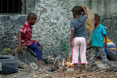 Paje, Zanzibar - Ekim 2024: köyde ateşle oynayan çocuklar