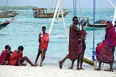 Kendwa, Zanzibar - Ekim 2024: Sahilde bir grup genç massai