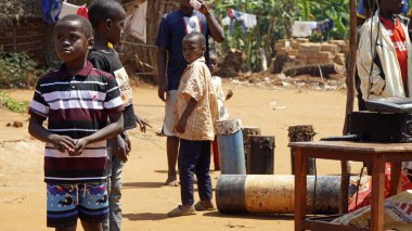 Kinyasini, Zanzibar - Ekim 2024: Fakir bir köyde günlük yaşam
