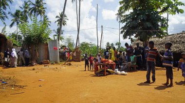 Kinyasini, Zanzibar - Ekim 2024: Fakir bir köyde günlük yaşam