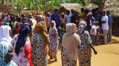 Kinyasini, Zanzibar - Ekim 2024: Geleneksel giyinmiş köy halkı bir düğün törenini kutluyor