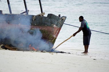 nungwi, zanzibar - Ekim 2024: Yerel halk düğün töreninde balıkçı teknesini ateşe verdi