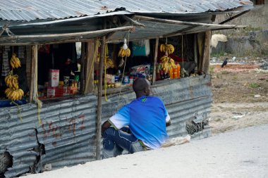 Nungwi, Zanzibar - Ekim 2024: Köydeki küçük bir yiyecek deposu