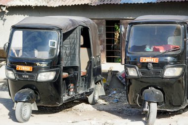 Paje, Zanzibar - Ekim 2024: tuk tuk kuyruğu