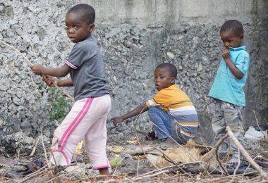 Paje, Zanzibar - Ekim 2024: köyde ateşle oynayan çocuklar