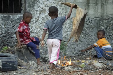 Paje, Zanzibar - Ekim 2024: köyde ateşle oynayan çocuklar