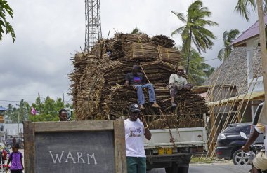 Paje, Zanzibar - Ekim 2024: tipik yerel ulaşım aracı