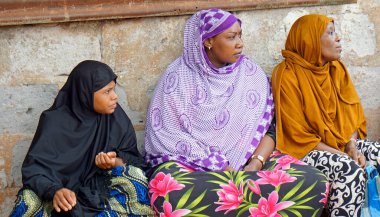 Kinyasini, Zanzibar - Ekim 2024: Geleneksel renkli giyinen Afrikalı kadınlar 