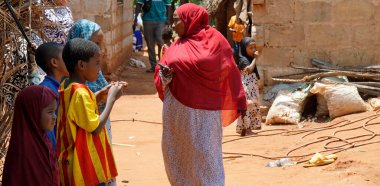 Kinyasini, Zanzibar - Ekim 2024: Fakir bir köyde günlük yaşam