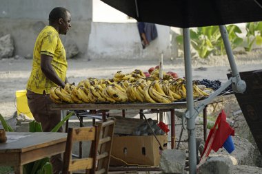 Nungwi, Zanzibar - Ekim 2024: Köydeki küçük bir yiyecek deposu