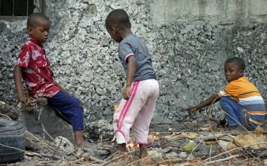 Paje, Zanzibar - Ekim 2024: köyde ateşle oynayan çocuklar