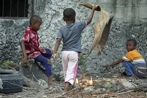 Paje, Zanzibar - Ekim 2024: köyde ateşle oynayan çocuklar