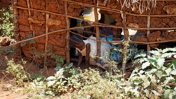 Киньясини, Занзибар - октябрь 2024 года: Повседневная жизнь в бедной местной деревне