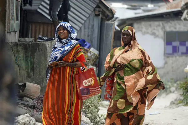 Paje, Zanzibar - Ekim 2024: köyde yaşayan kadınlar