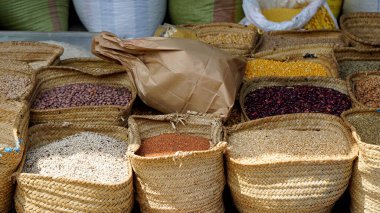 Stonetown, Zanzibar Adası 'ndaki Jozani pazarından taze baharatlar.