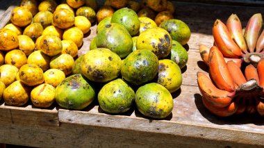 Zanzibar adasındaki ünlü bir marketten taze ürünler.