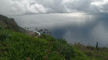 Madeira Adası 'ndaki manzaralı kıyı manzarası