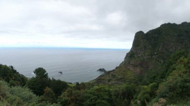 Madeira Adası 'ndaki manzaralı kıyı manzarası