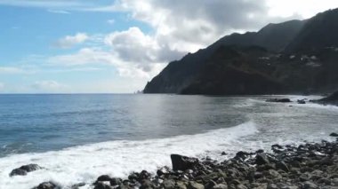 Madeira Adası 'ndaki doğal plaj.