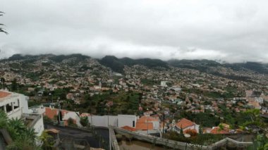 Madeira Adası 'ndaki köy manzarası