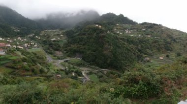 Madeira Adası 'ndaki köy manzarası