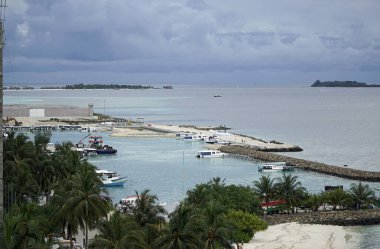  Tropikal tekneler Maldivler 'deki Maafushi adasında limana yanaştı.