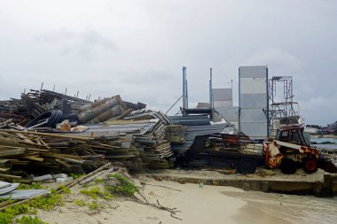 Gulhi Adası 'ndaki kokuşmuş tersane.