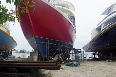 Gulhi Adası 'ndaki kokuşmuş tersane.