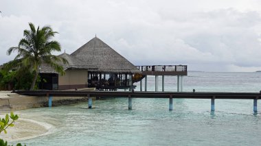 Maldivler üzerindeki bir adada su villaları