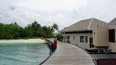 Maldivler üzerindeki bir adada su villaları