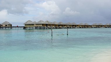 Maldivler üzerindeki bir adada su villaları
