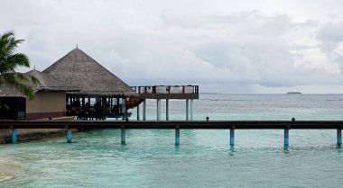 Maldivler üzerindeki bir adada su villaları