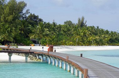 Maldiv adasında manzaralı iskele manzarası