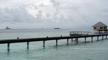 Maldiv adasında manzaralı iskele manzarası