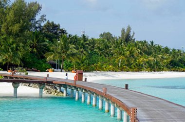 Maldiv adasında manzaralı iskele manzarası