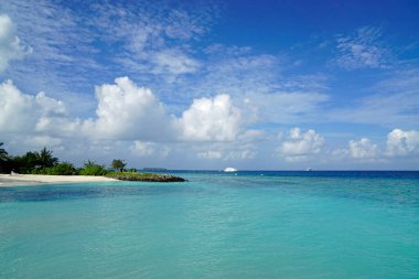  Güneşli tropik sahil cenneti Maldivler 'de Maafushi.