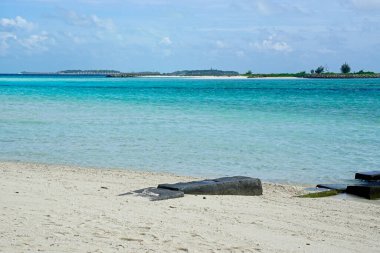  Güneşli tropik sahil cenneti Maldivler 'de Maafushi.