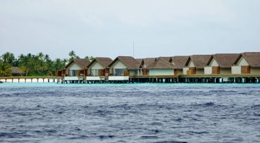 Maldivler üzerindeki bir adada su villaları