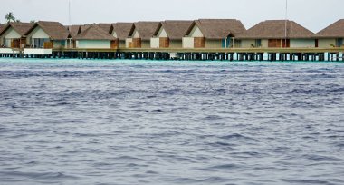 Maldivler üzerindeki bir adada su villaları