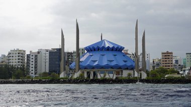 Kral Salman Camii 'nin erkeği denizden gelen şelalelerde.