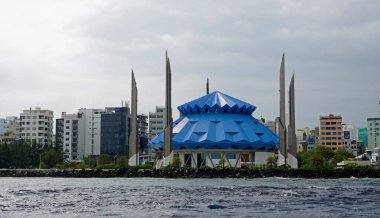 Kral Salman Camii 'nin erkeği denizden gelen şelalelerde.