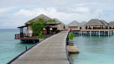 Maldivler üzerindeki bir adada su villaları