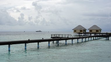 Maldivler üzerindeki bir adada su villaları