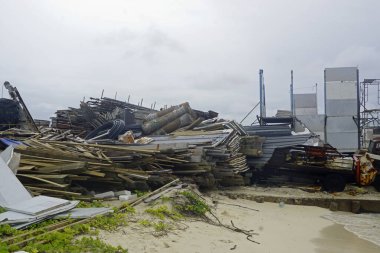 Gulhi Adası 'ndaki kokuşmuş tersane.