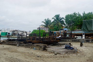 Gulhi Adası 'ndaki kokuşmuş tersane.