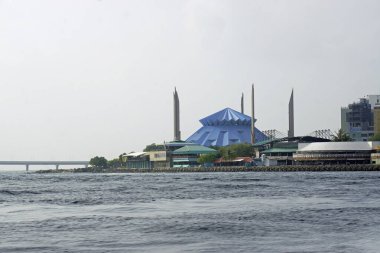 Kral Salman Camii 'nin erkeği denizden gelen şelalelerde.
