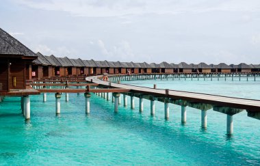 Maldivler üzerindeki bir adada su villaları